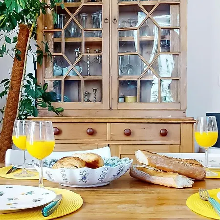 5 Pieces Familial Au Pied De Montmartre Paris